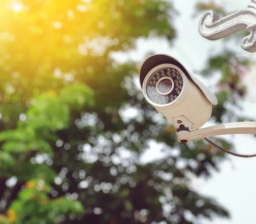 Caméra de surveillance extérieure solaire montée sur un bras articulé