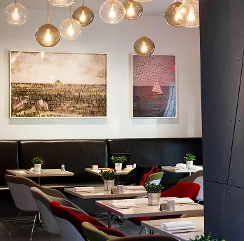 Salle de restaurant moderne à l’éclairage design